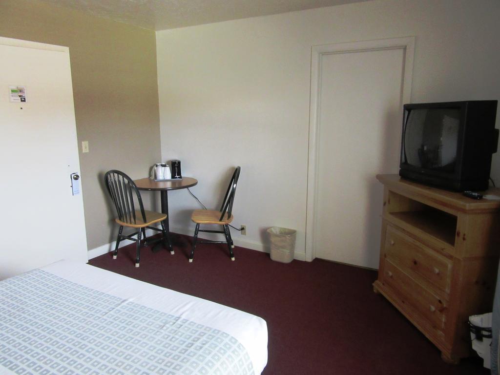 White Buffalo Hotel Уест Йелоустоун Екстериор снимка