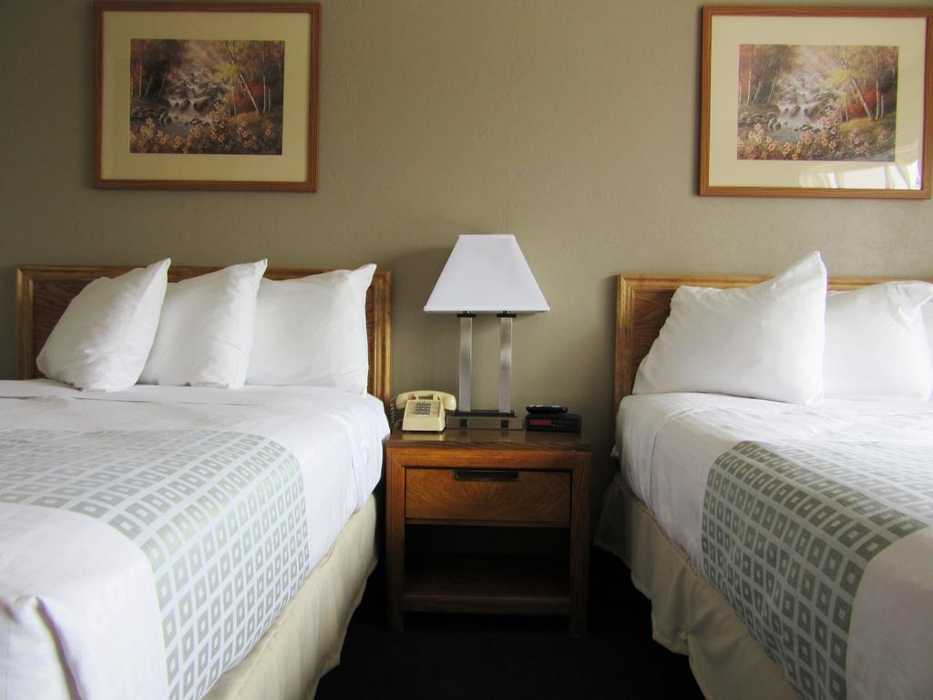 White Buffalo Hotel Уест Йелоустоун Стая снимка