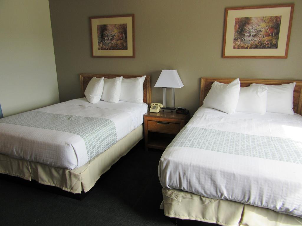 White Buffalo Hotel Уест Йелоустоун Стая снимка