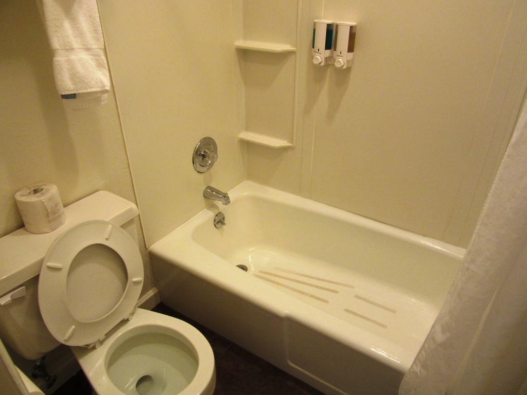 White Buffalo Hotel Уест Йелоустоун Стая снимка