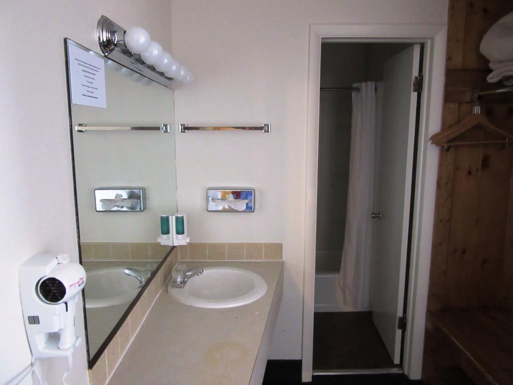 White Buffalo Hotel Уест Йелоустоун Стая снимка