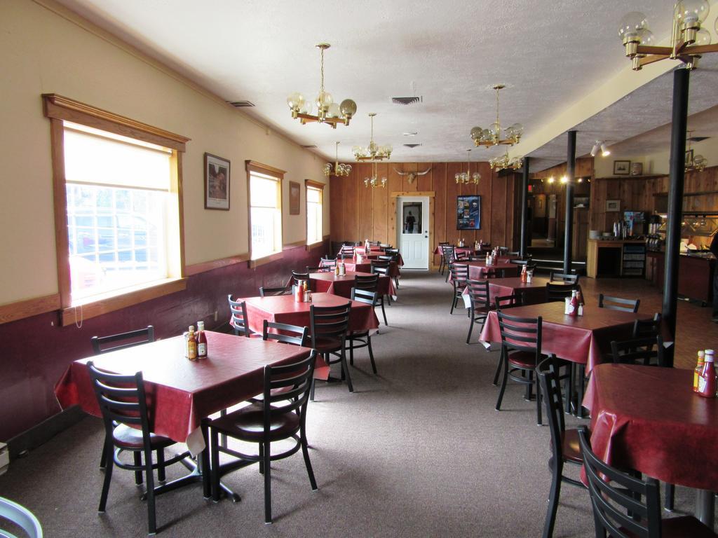 White Buffalo Hotel Уест Йелоустоун Екстериор снимка